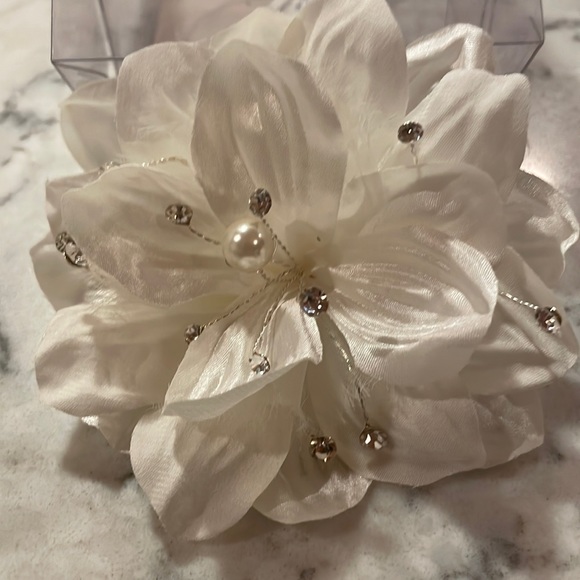 Accessories - Bridal hair clip⚡️⚡️ bundle any 5 $5.00 items and make an offer of $15.00